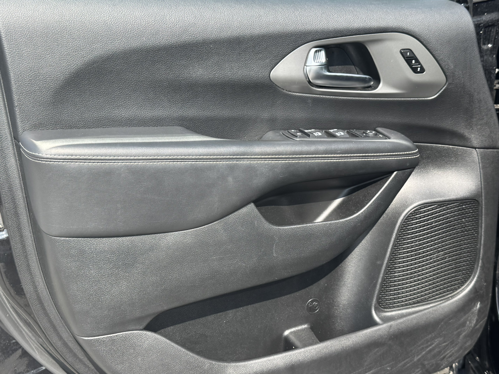 Used 2025 Chrysler Pacifica Select FWD image 11