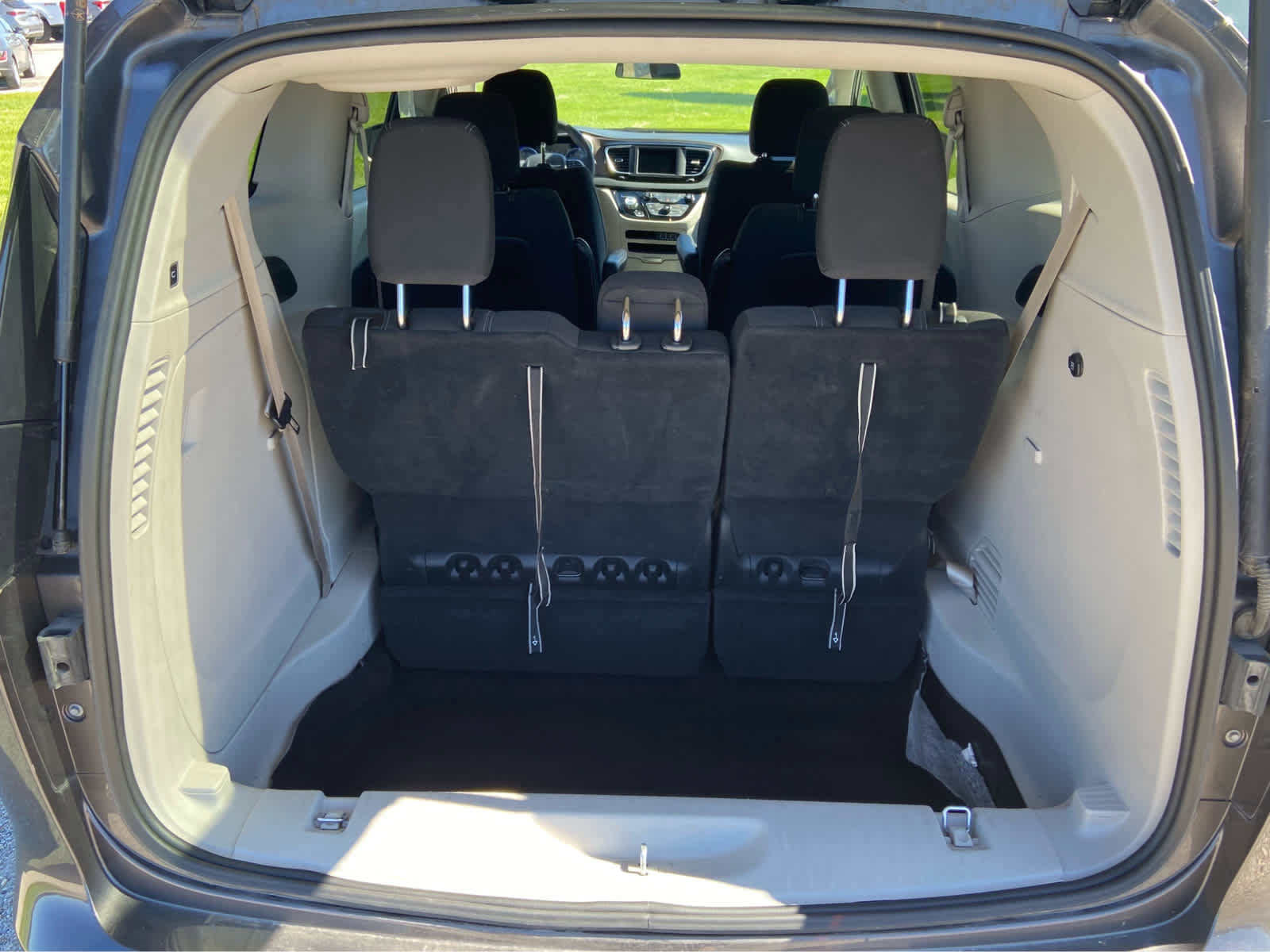Used 2022 Chrysler Voyager LX FWD image 7