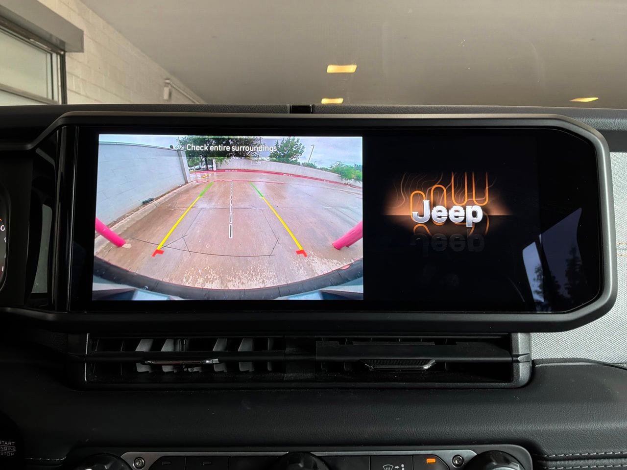 Used 2025 Jeep Wrangler Unlimited Sahara AWD/4WD image 31