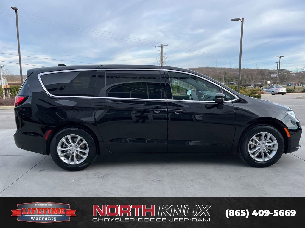 New 2026 Chrysler Pacifica Select image 19