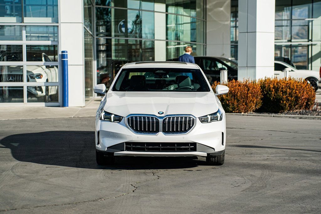 Used 2025 BMW 530i xDrive w/ Premium Package AWD/4WD image 2