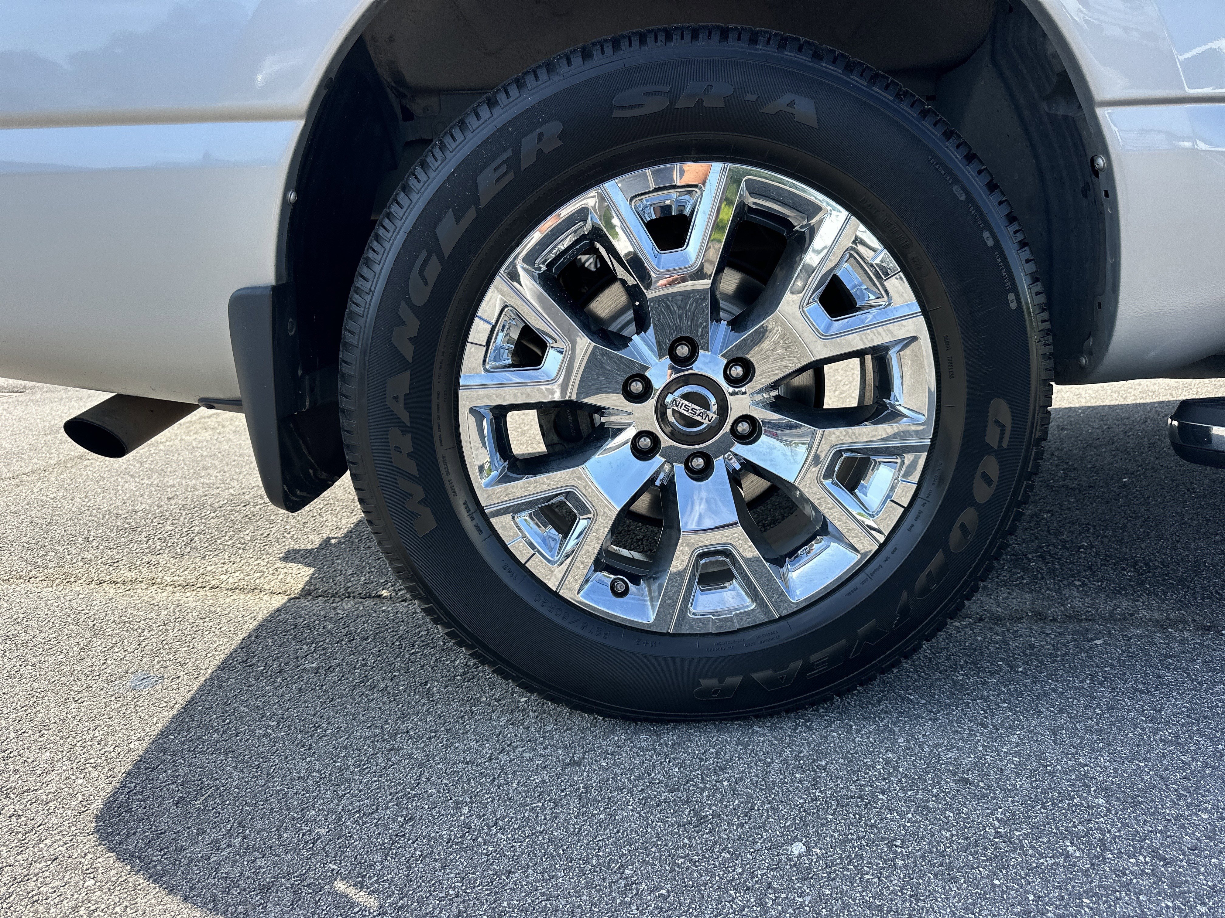 Used 2020 Nissan Titan SL w/ Moonroof Package RWD image 17