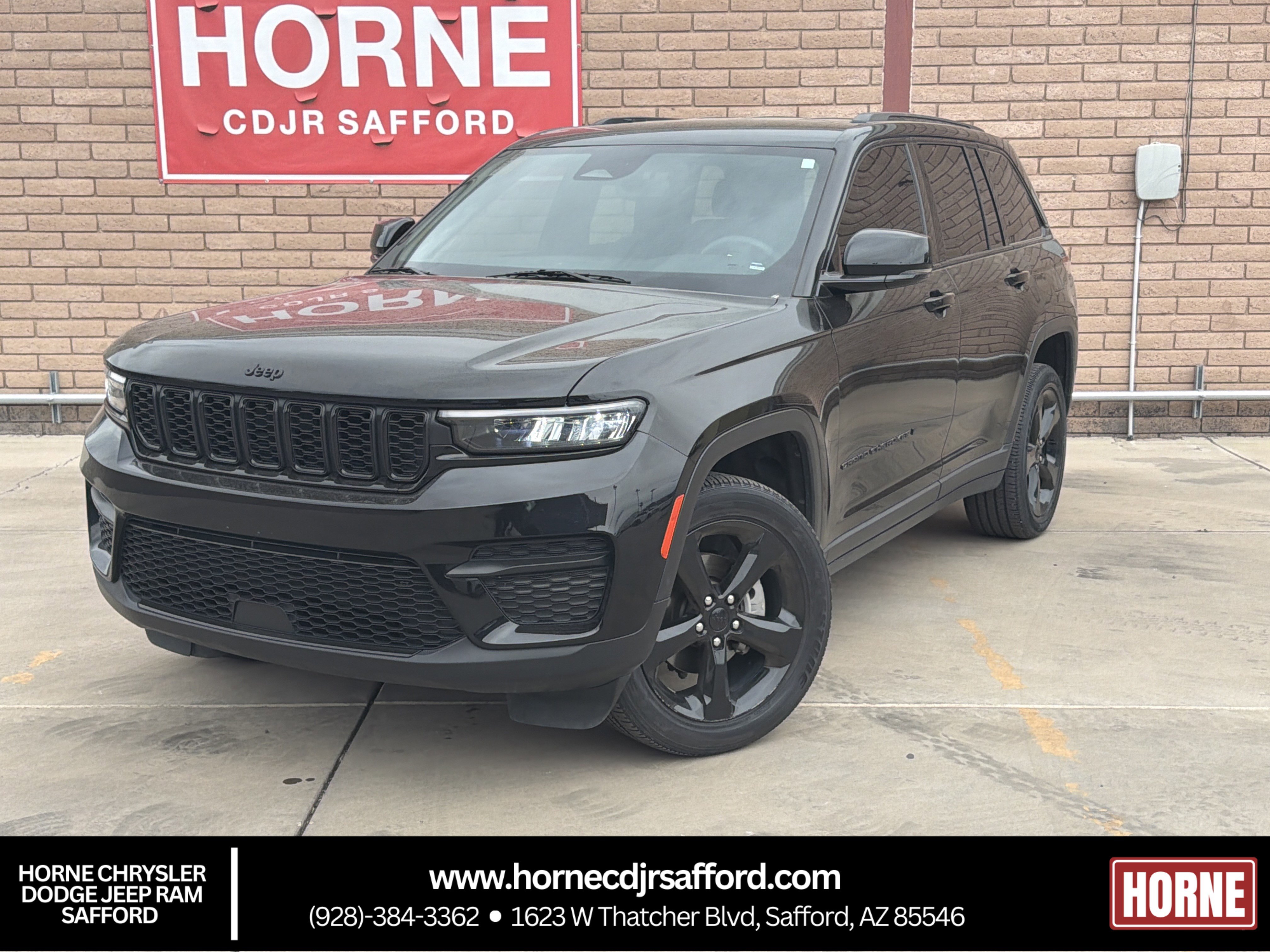 Used 2024 Jeep Grand Cherokee Altitude image 1