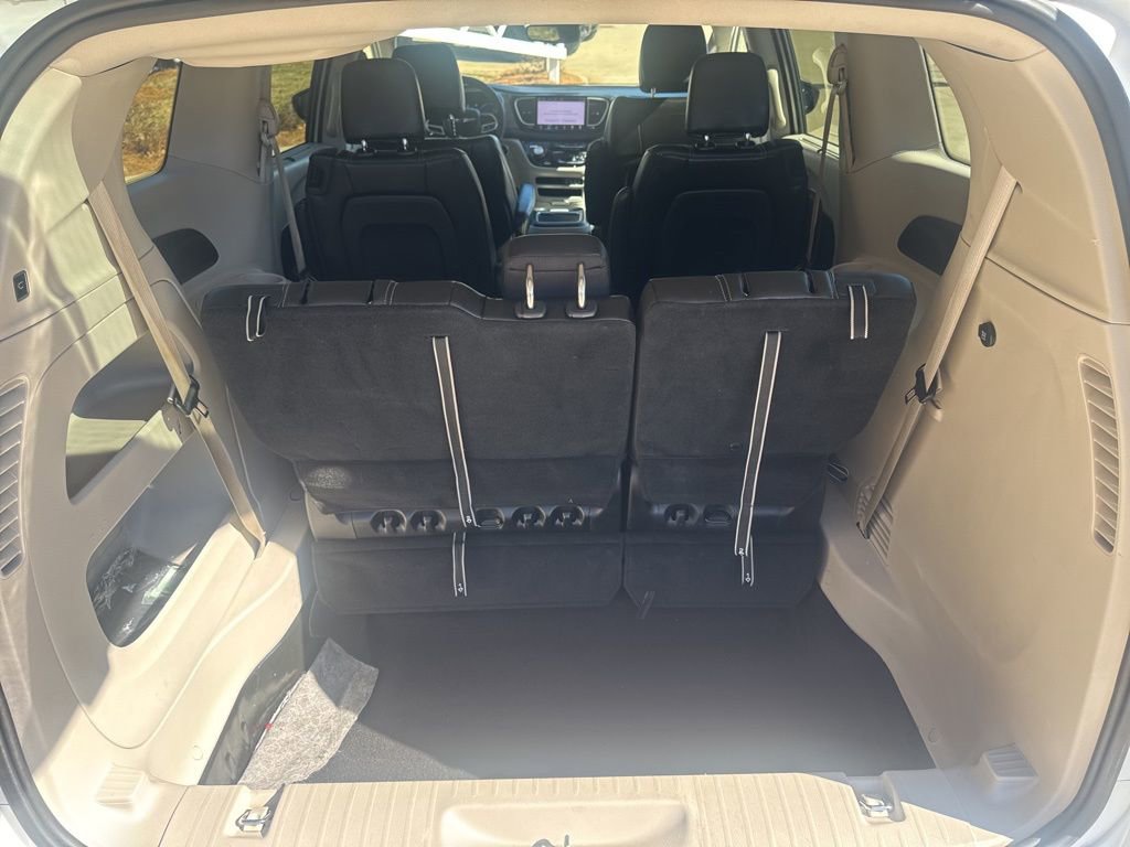 Used 2024 Chrysler Pacifica Touring-L image 23