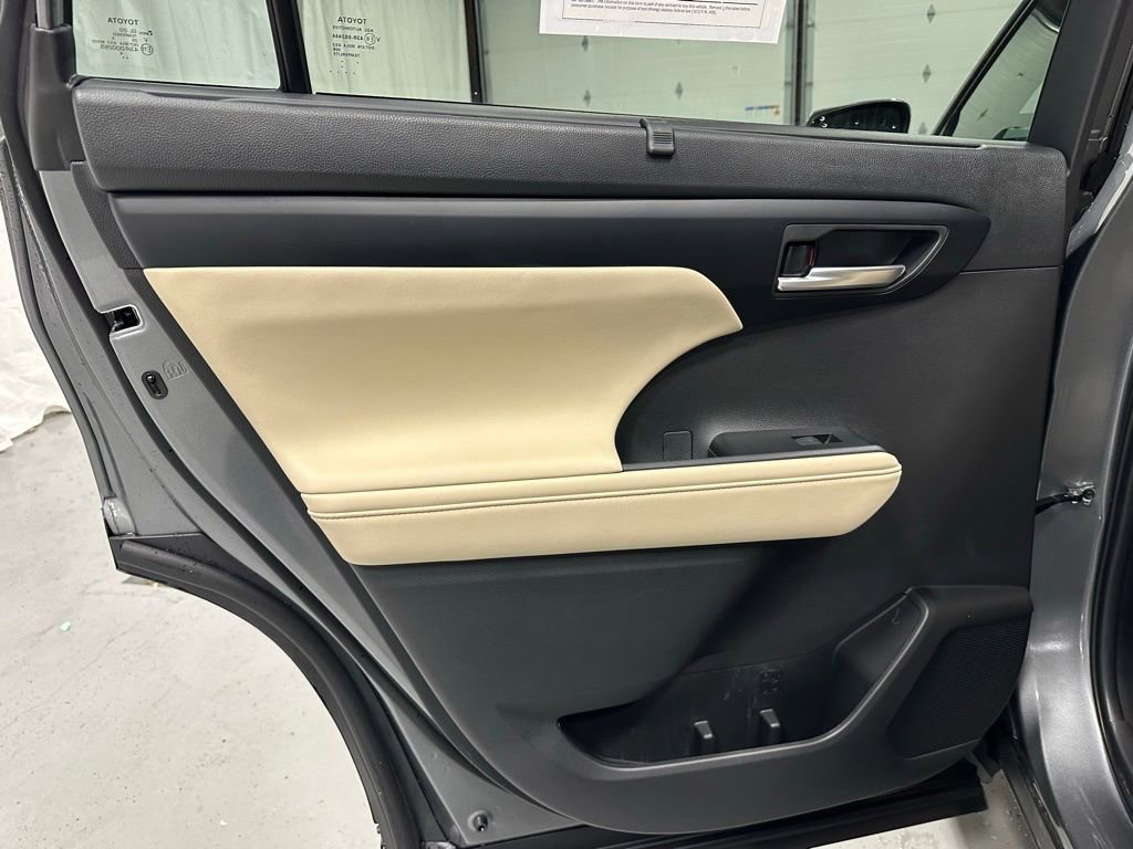 Used 2025 Toyota Highlander XLE image 46