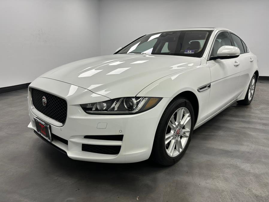 Used 2018 Jaguar XE Premium image 2
