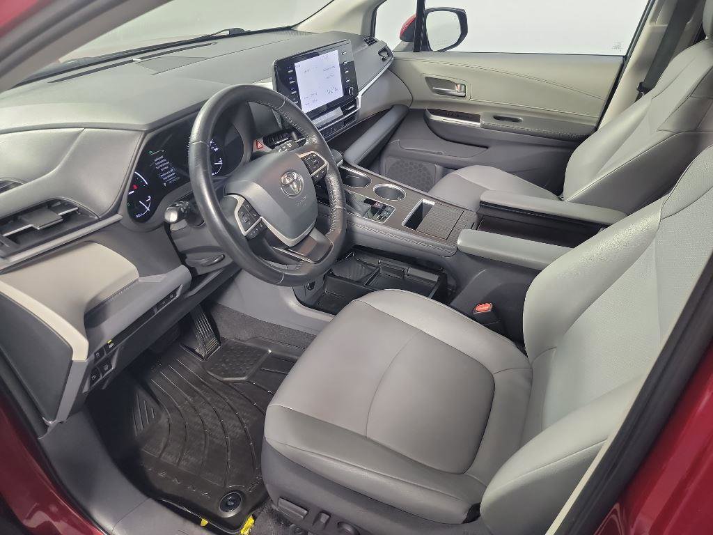 Used 2021 Toyota Sienna XLE image 19