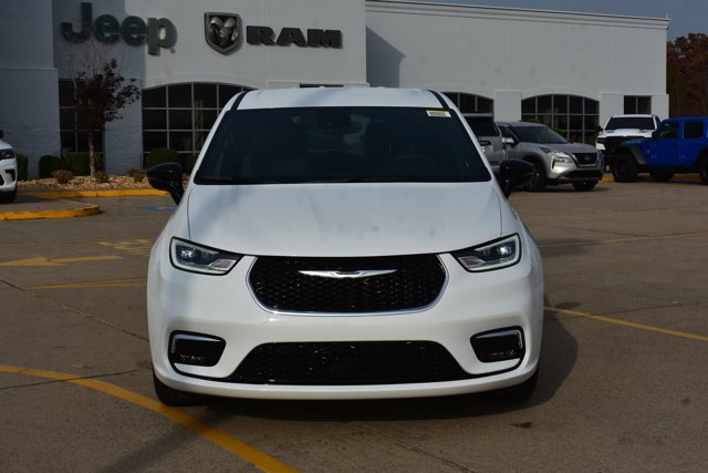 New 2026 Chrysler Pacifica Select image 2