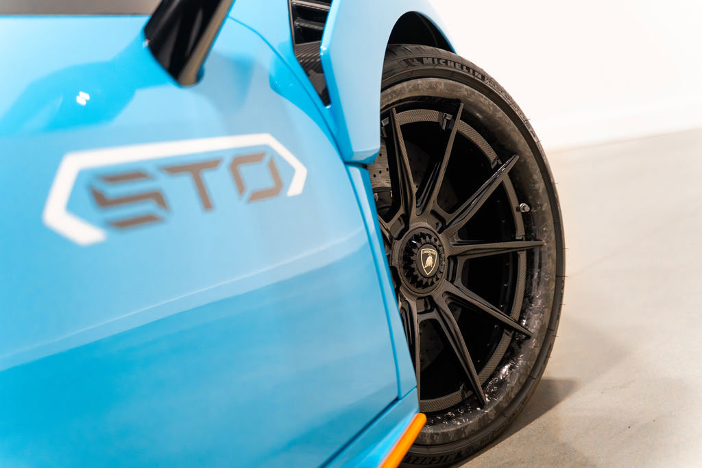 Used 2021 Lamborghini Huracan STO image 3