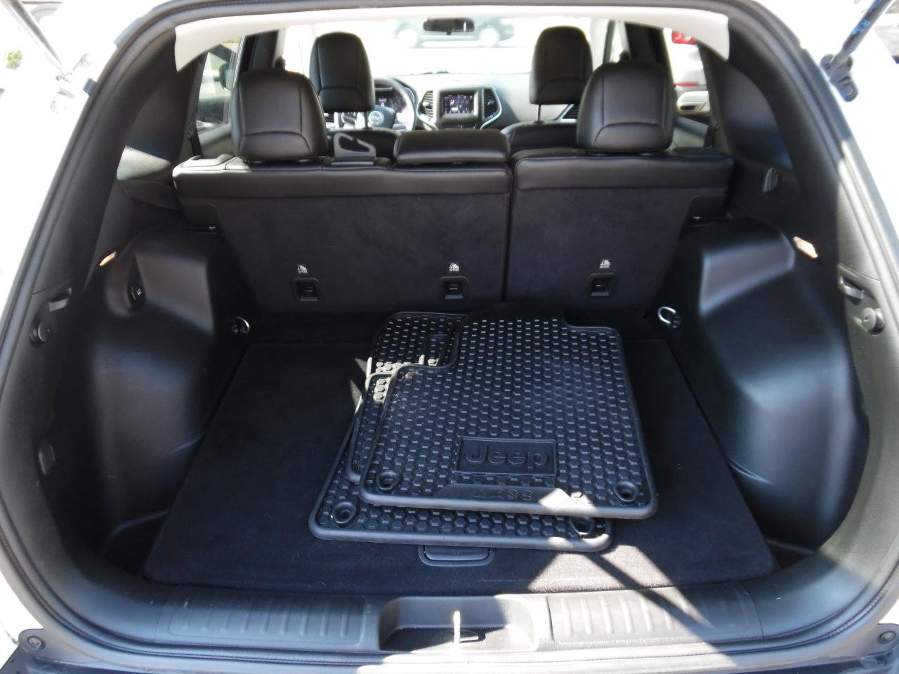 Used 2019 Jeep Cherokee Latitude Plus w/ Cold Weather Group AWD/4WD image 25