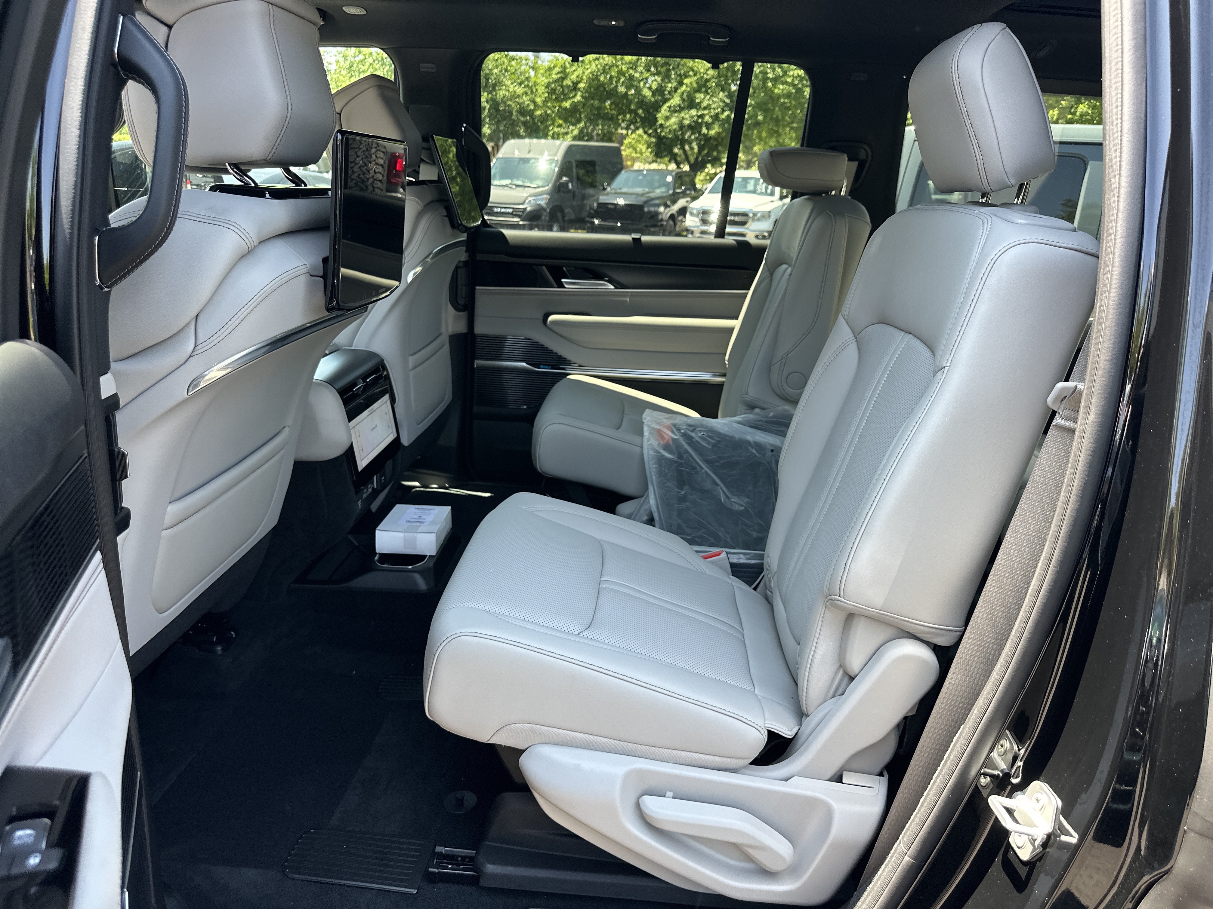 New 2026 Jeep Grand Wagoneer Summit w/ Rear Seat Video Group I AWD/4WD image 27