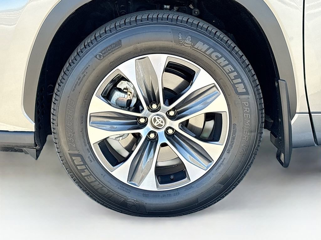 Certified 2025 Toyota Highlander XLE image 31