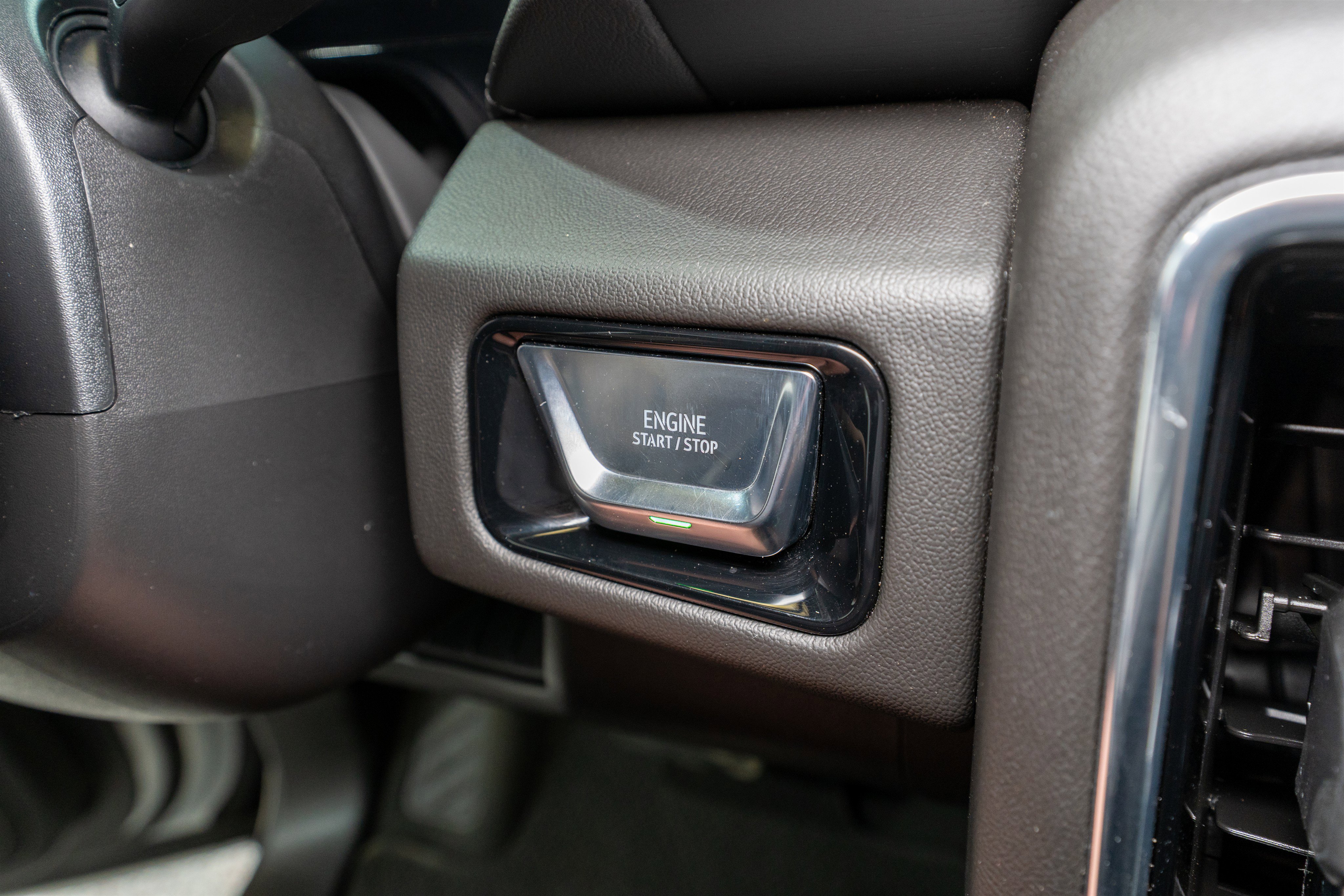 Used 2025 GMC Yukon Denali RWD image 30