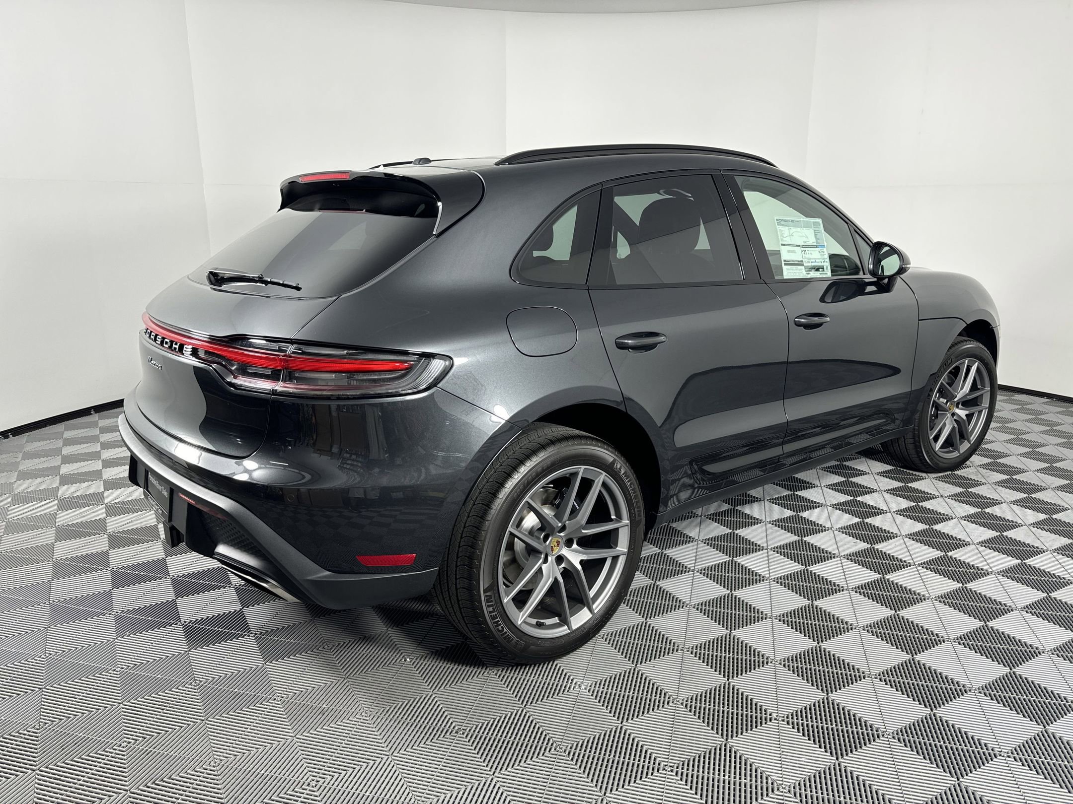 Certified 2025 Porsche Macan image 7