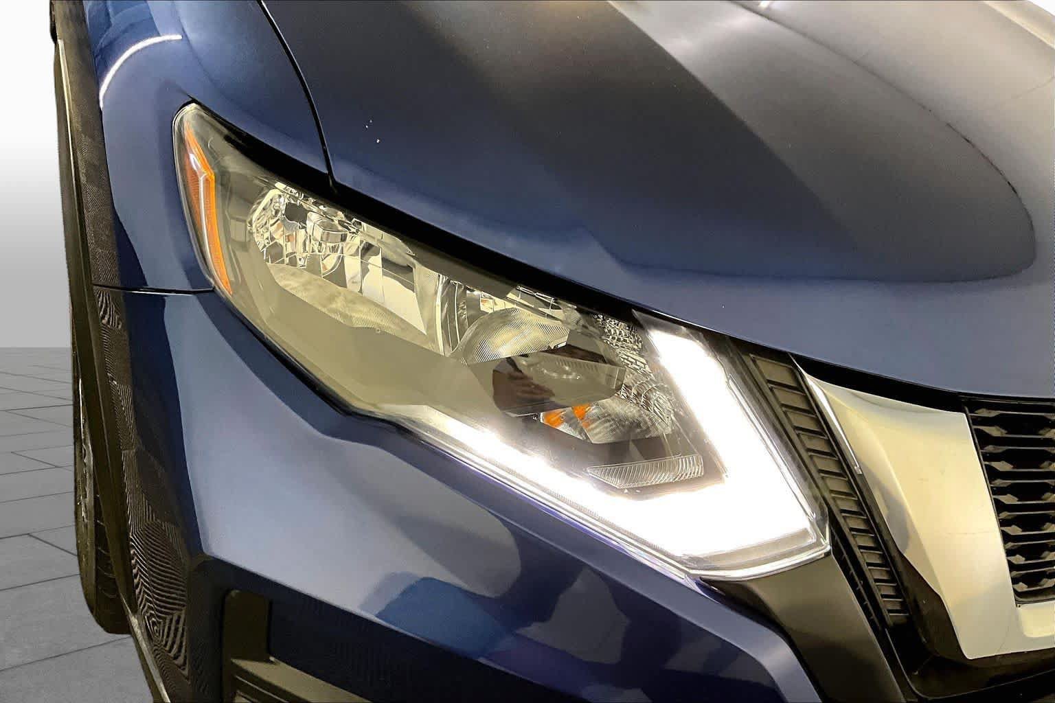 Used 2018 Nissan Rogue SV w/ Sun & Sound Touring Package AWD/4WD image 27