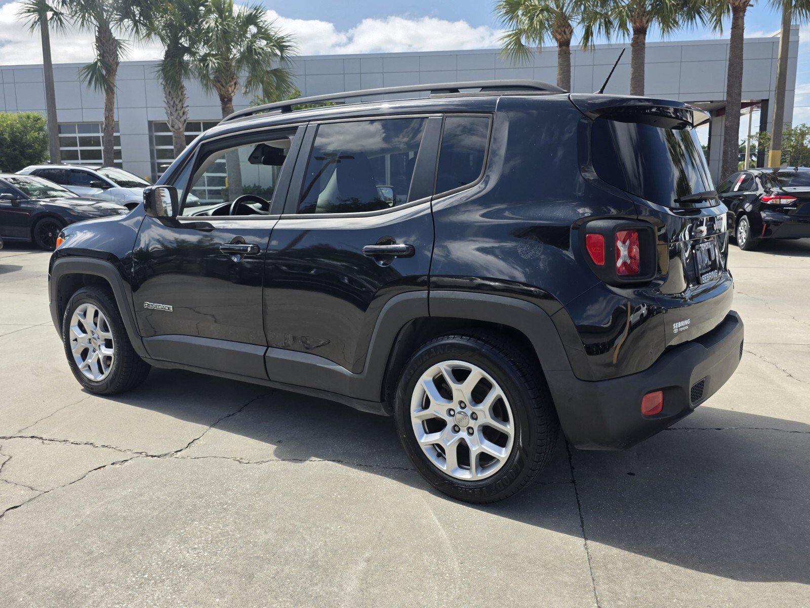 Used 2016 Jeep Renegade Latitude FWD image 4