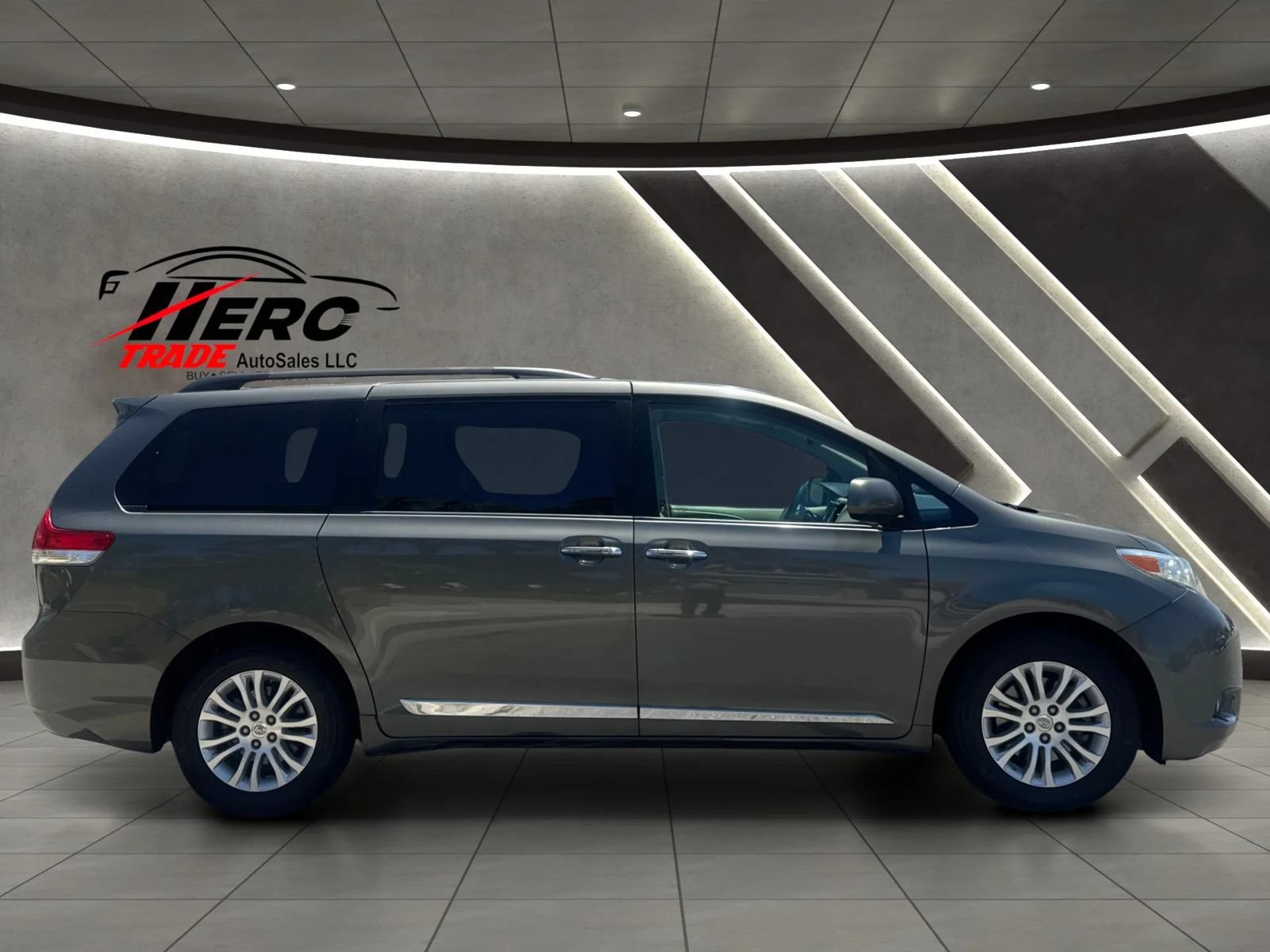 Used 2011 Toyota Sienna XLE w/ XLE Navigation Pkg FWD image 3