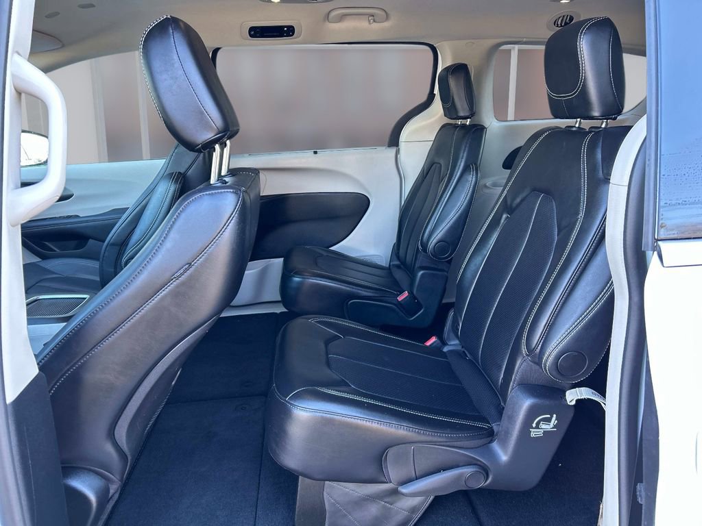 Used 2024 Chrysler Pacifica Touring-L image 12