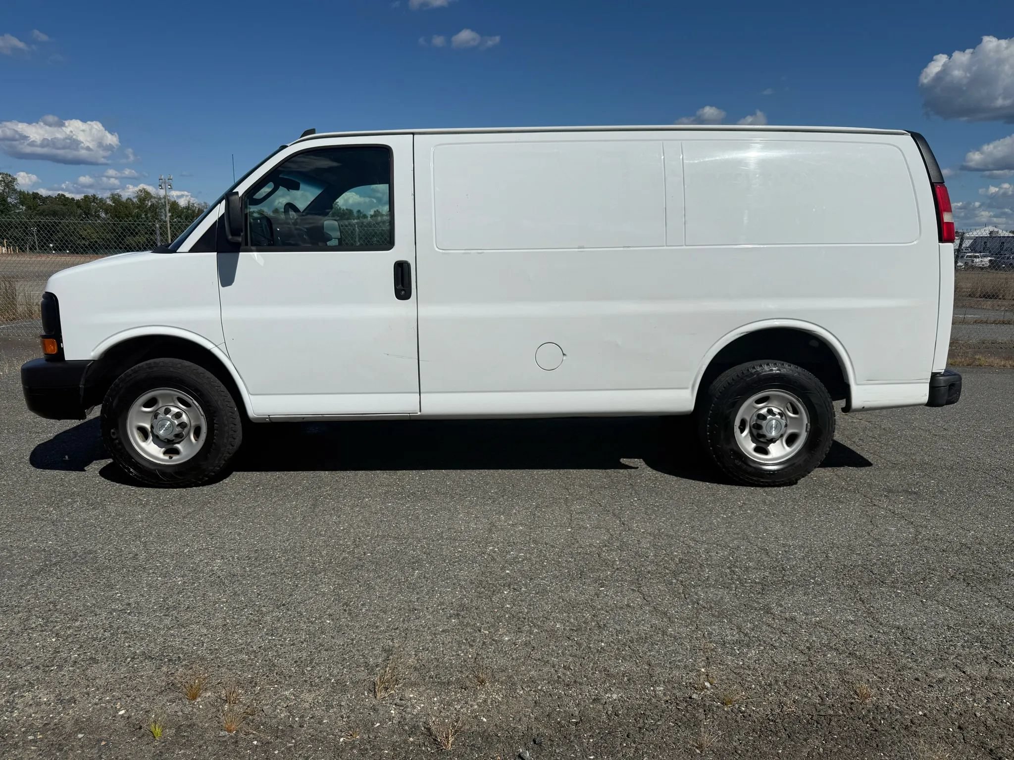 Used 2016 Chevrolet Express 2500 RWD image 3