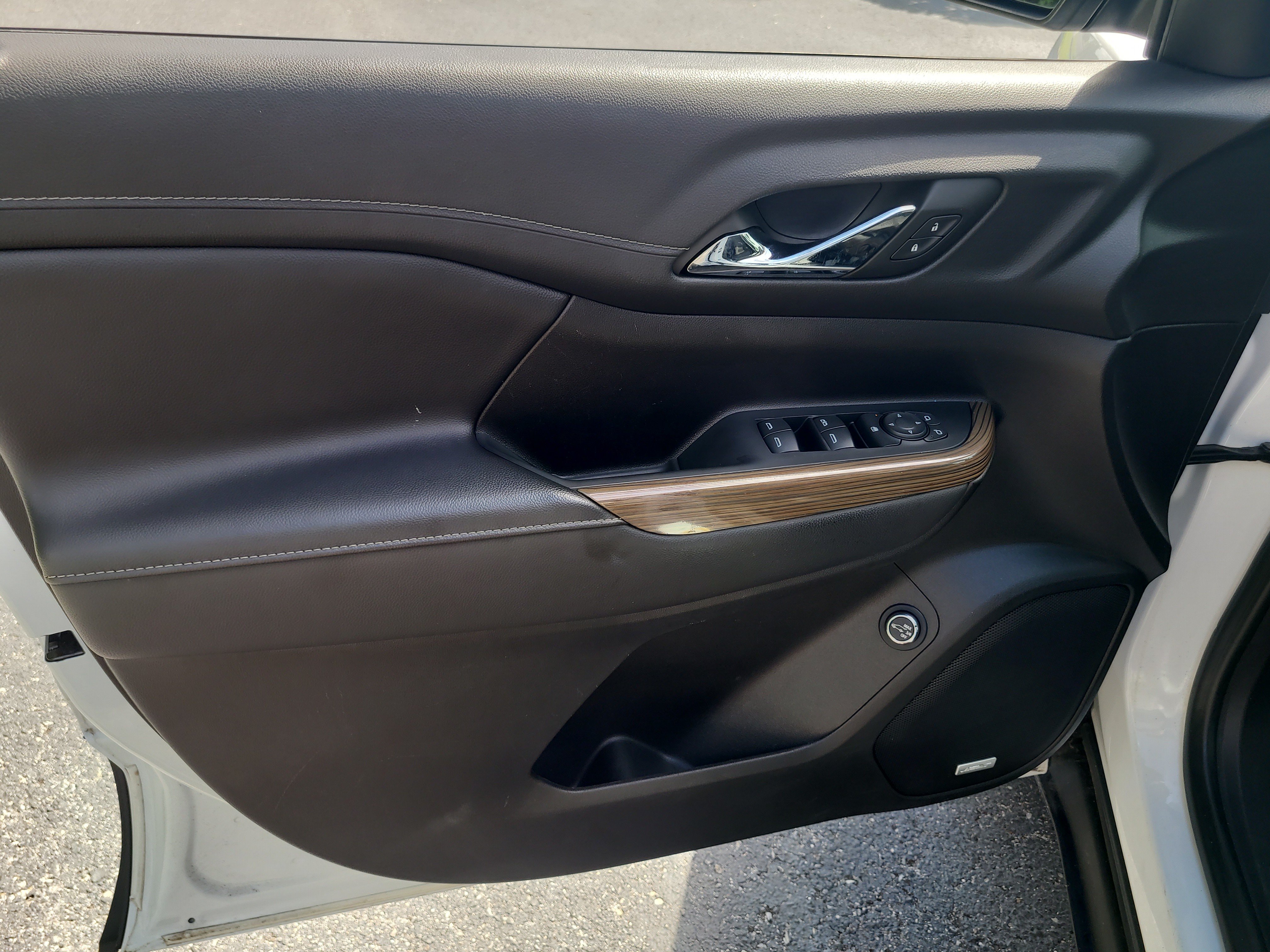 Used 2023 GMC Acadia SLE w/ Driver Convenience Package FWD image 17
