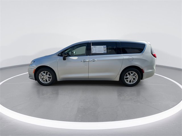 Used 2024 Chrysler Pacifica Touring-L image 5