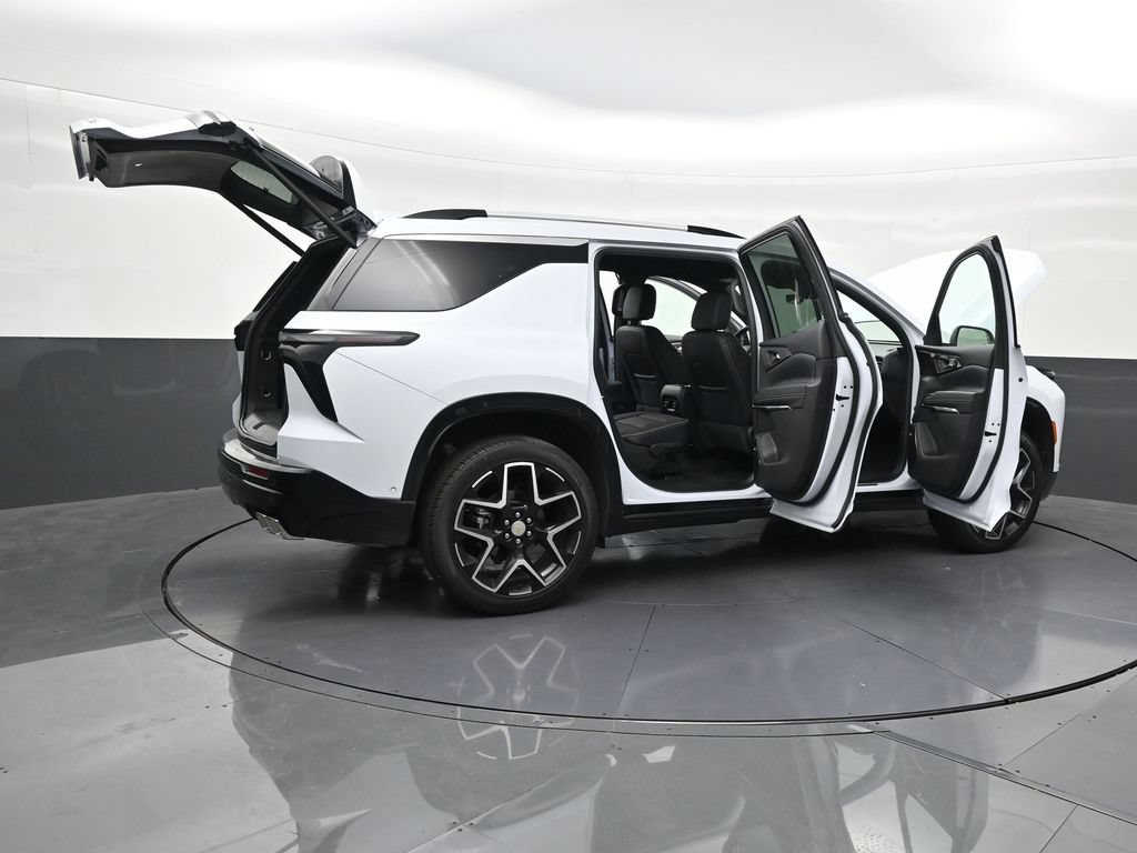 Used 2026 Chevrolet Traverse High Country FWD image 34