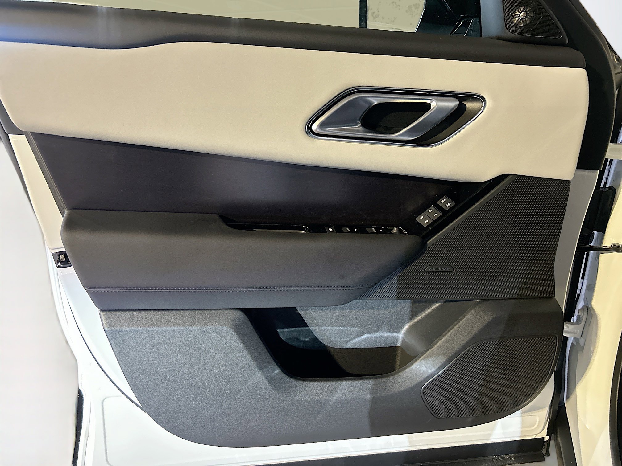 New 2026 Land Rover Range Rover Velar Dynamic SE image 16