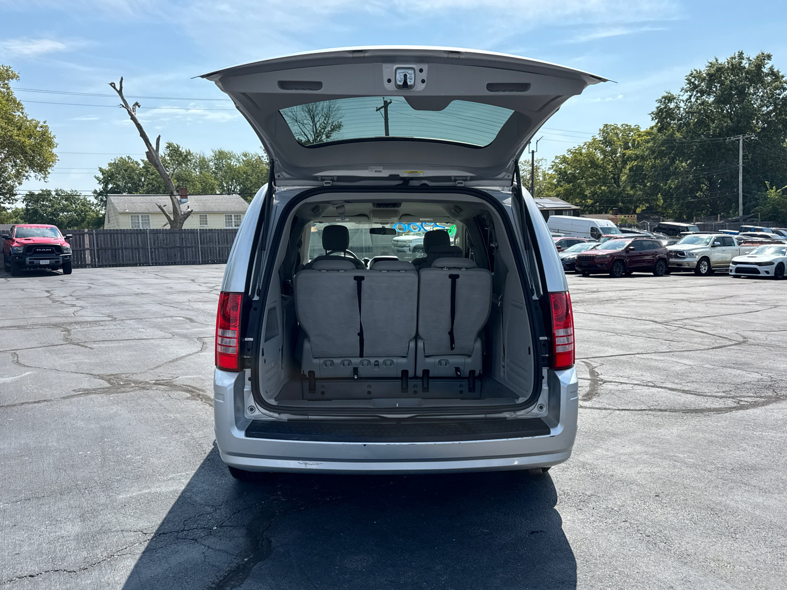 Used 2009 Chrysler Town & Country LX image 19