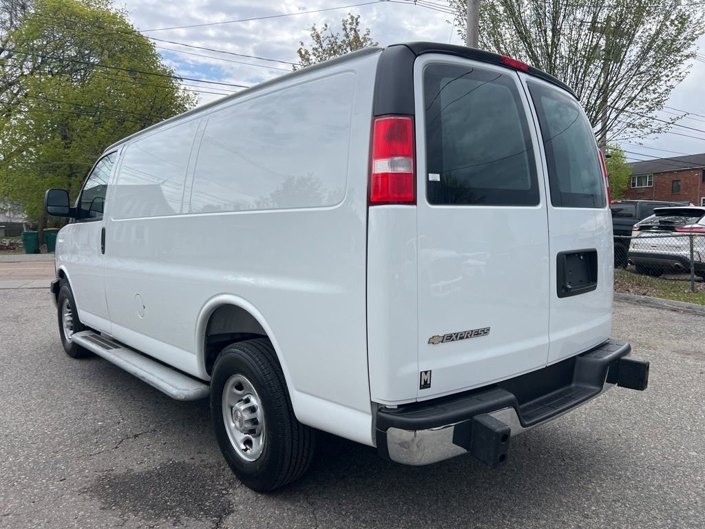 Used 2024 Chevrolet Express 2500 w/ Driver Convenience Package RWD image 3