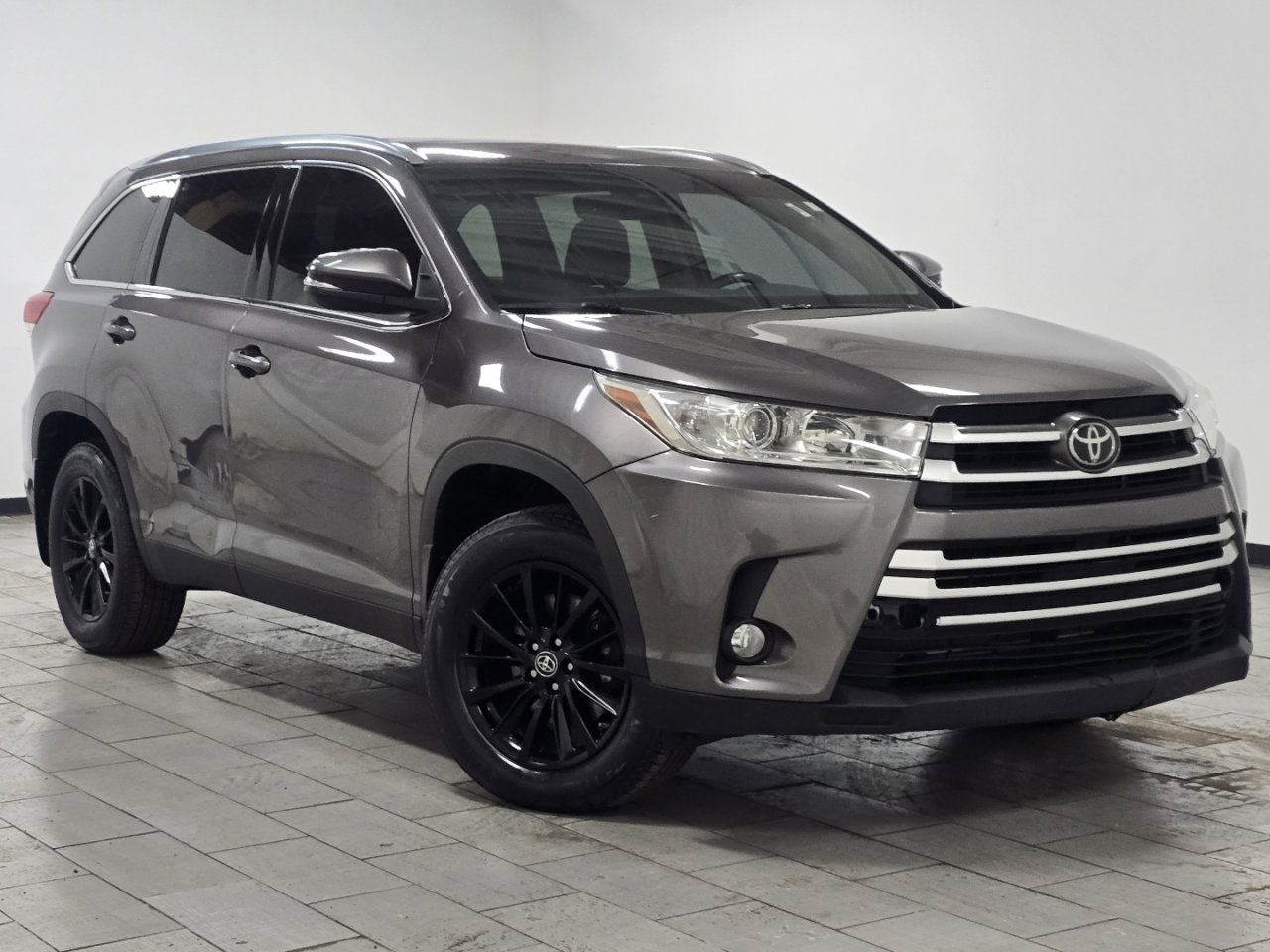 Certified 2019 Toyota Highlander XLE image 2