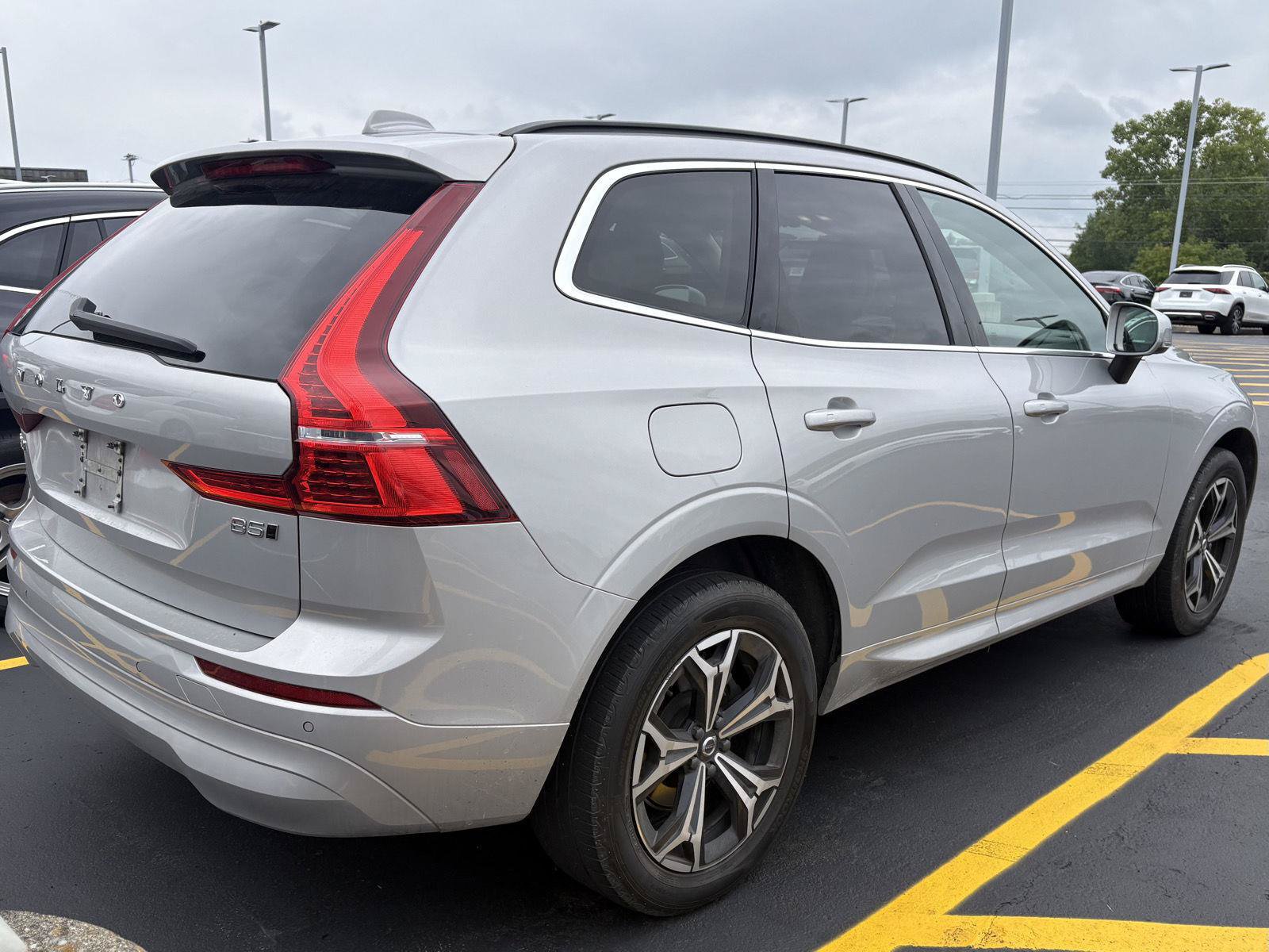 Used 2022 Volvo XC60 B5 Momentum w/ Climate Package AWD/4WD image 4