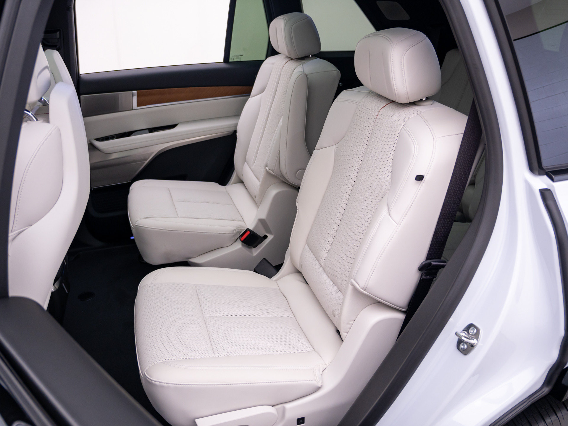 New 2027 Cadillac Vistiq Sport w/ LPO, Floor Liner Package AWD/4WD image 15