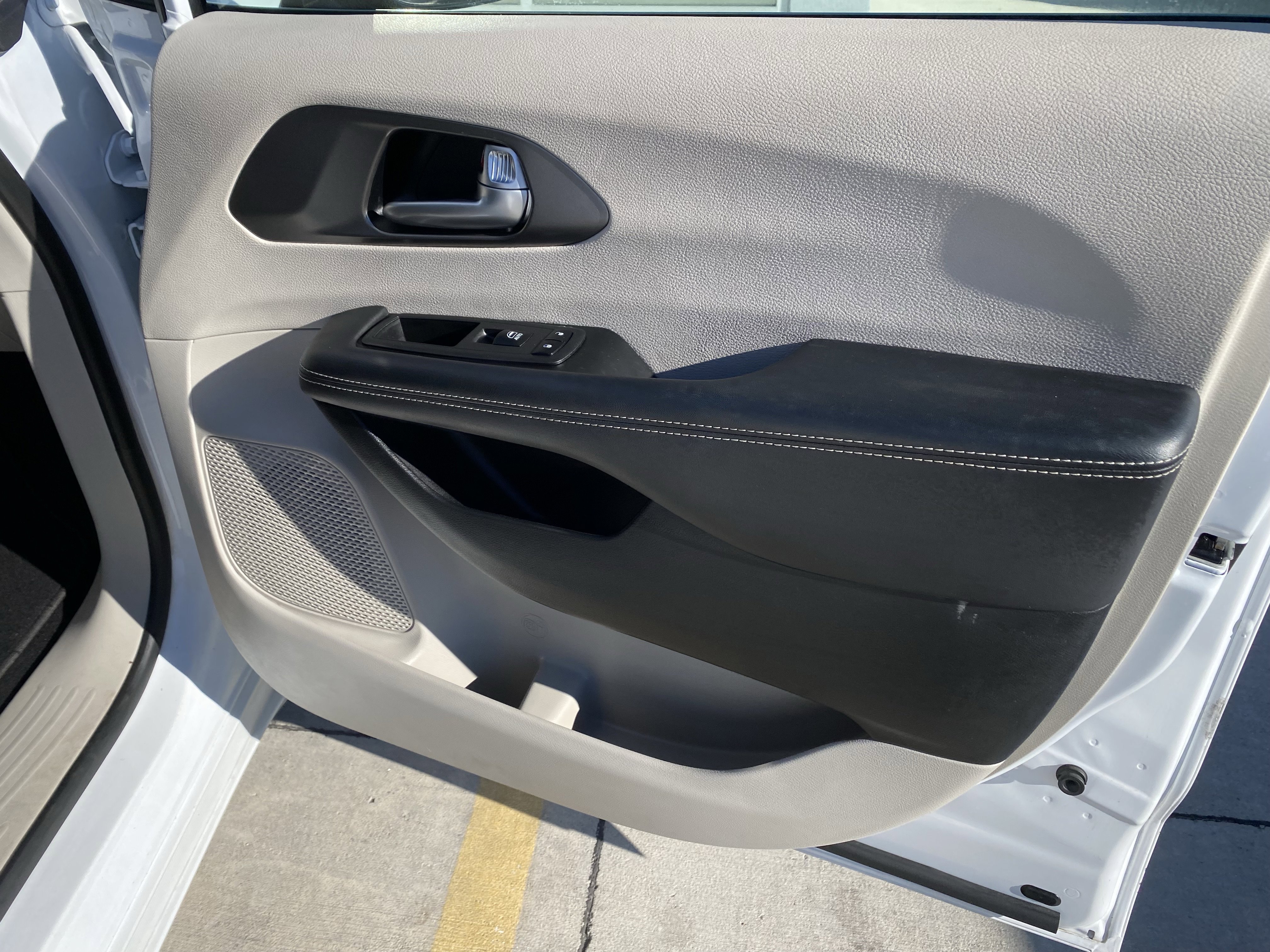 Used 2024 Chrysler Pacifica Touring-L image 12