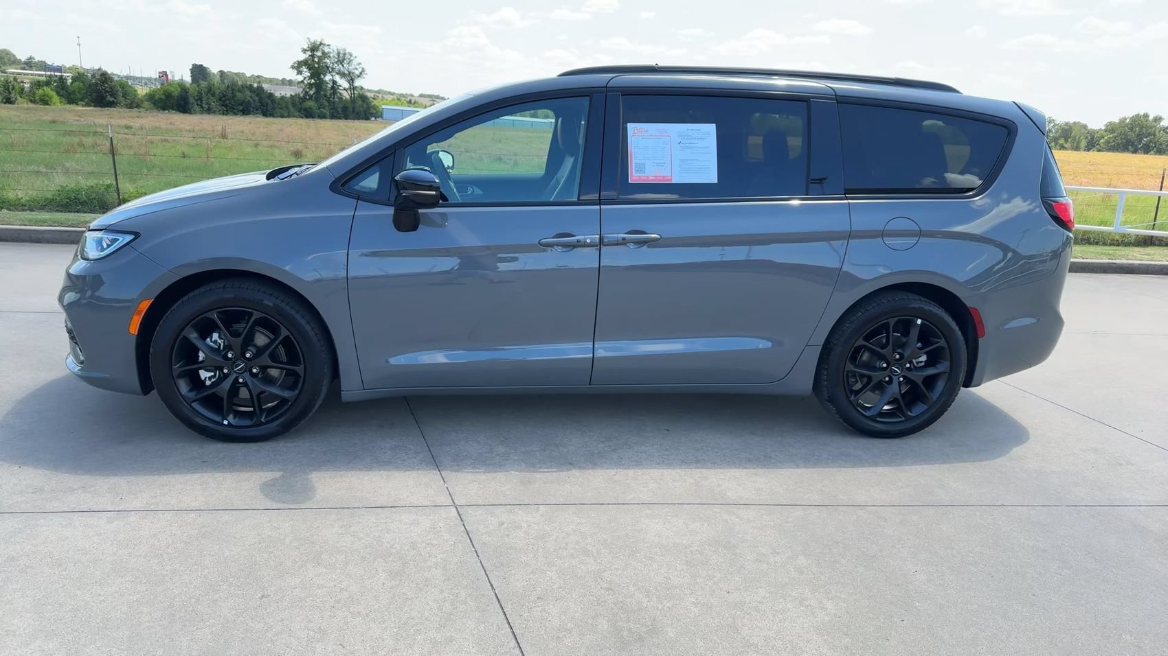 Used 2025 Chrysler Pacifica Limited FWD image 6