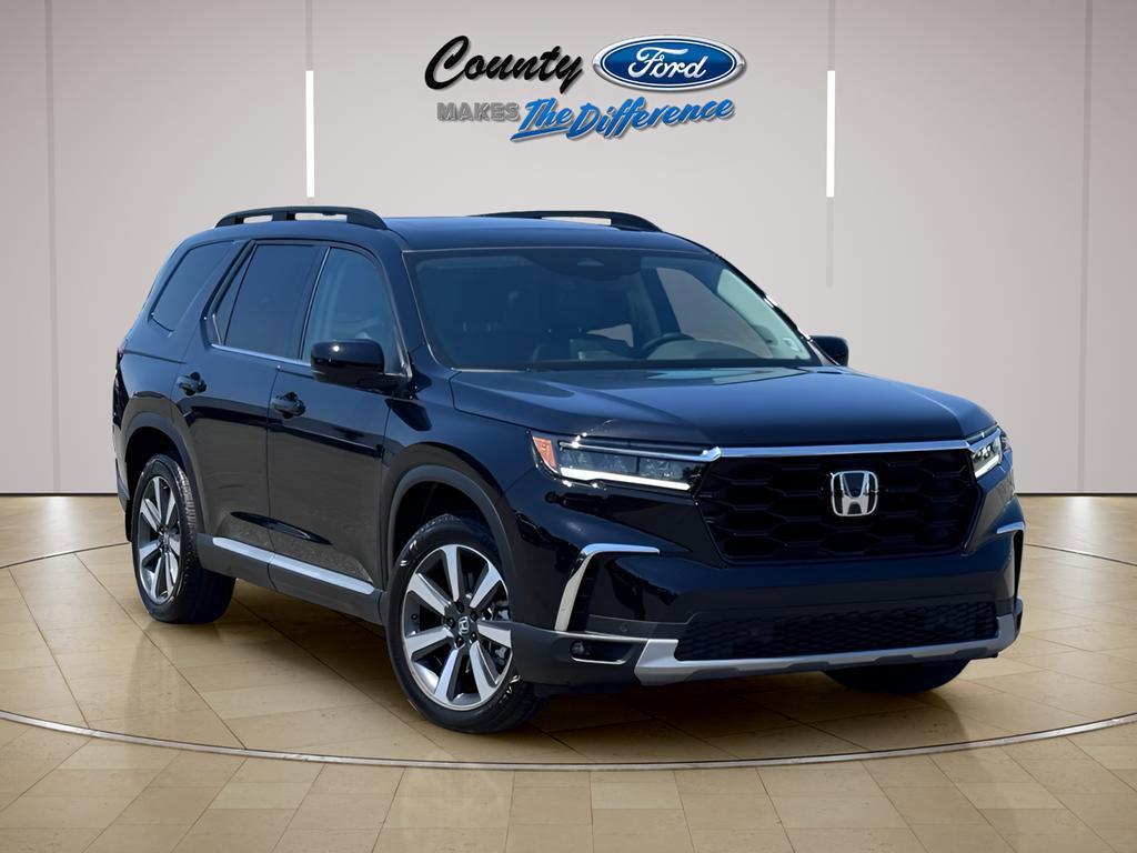 Used 2025 Honda Pilot Touring image 1
