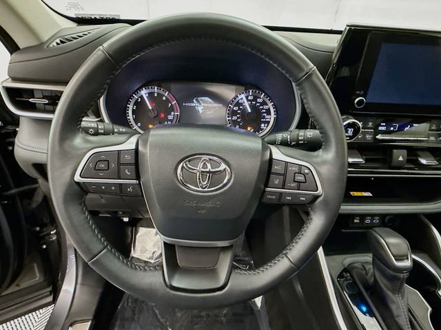 Used 2023 Toyota Highlander XLE image 11