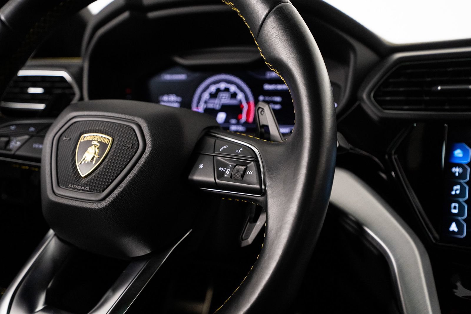 Used 2020 Lamborghini Urus AWD/4WD image 35