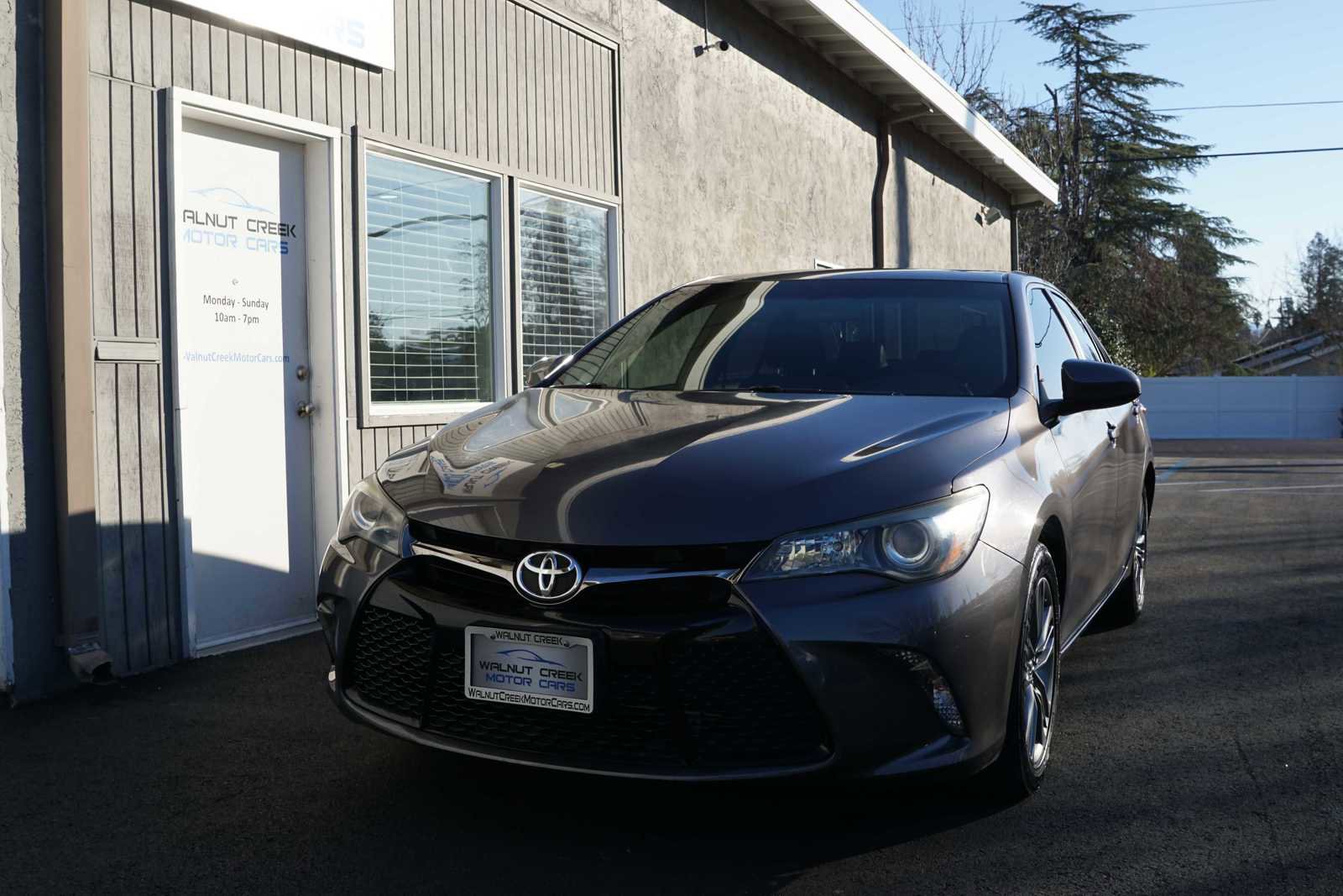Used 2017 Toyota Camry SE w/ Moonroof Package image 2