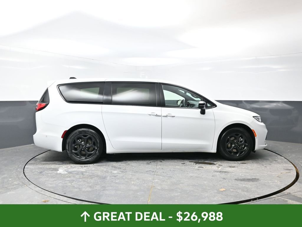 Used 2024 Chrysler Pacifica Select image 2