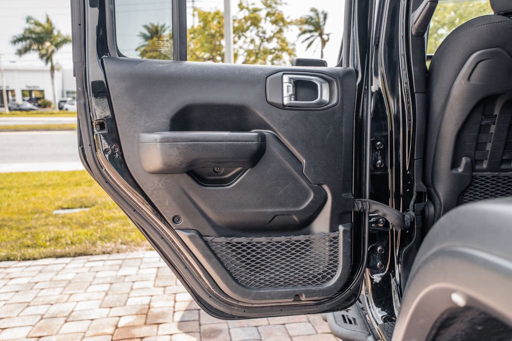 Used 2022 Jeep Wrangler Unlimited Rubicon AWD/4WD image 34