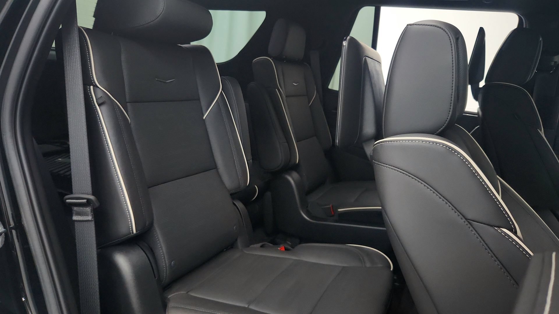 Certified 2023 Cadillac Escalade Premium Luxury w/ LPO, Radiant Package AWD/4WD image 25
