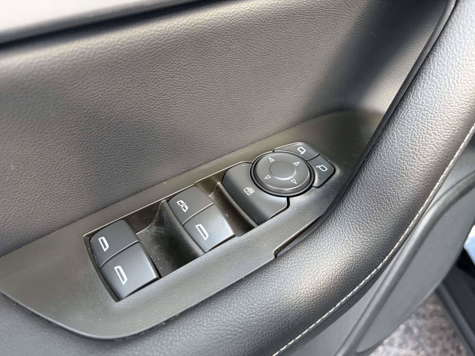 Used 2025 Chevrolet Blazer LT FWD image 6