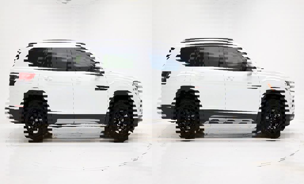 Used 2025 Volkswagen Atlas Peak Edition SE image 3