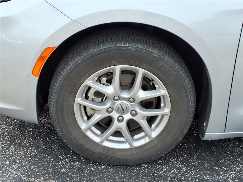 Used 2024 Chrysler Pacifica Touring-L image 33