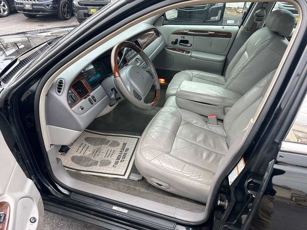 Used 2002 Lincoln Town Car Cartier RWD image 25