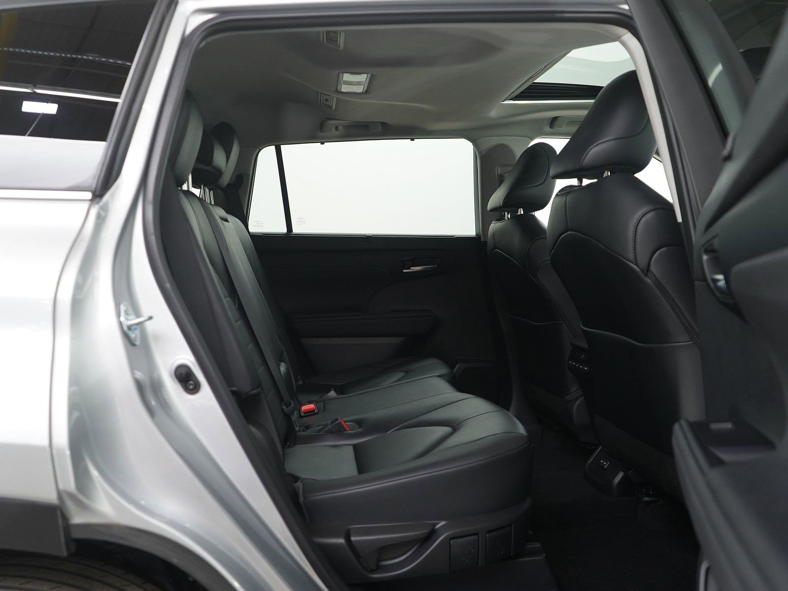 Used 2023 Toyota Highlander XLE image 12