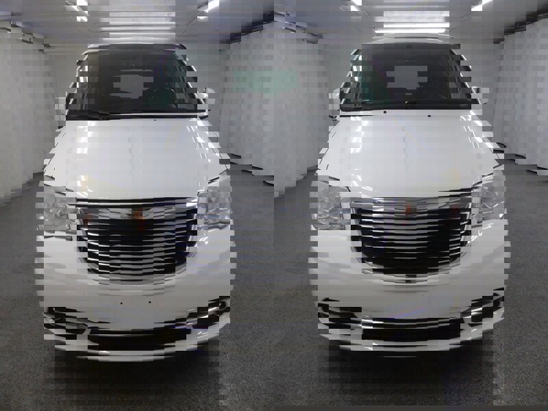 Used 2013 Chrysler Town & Country Touring image 2