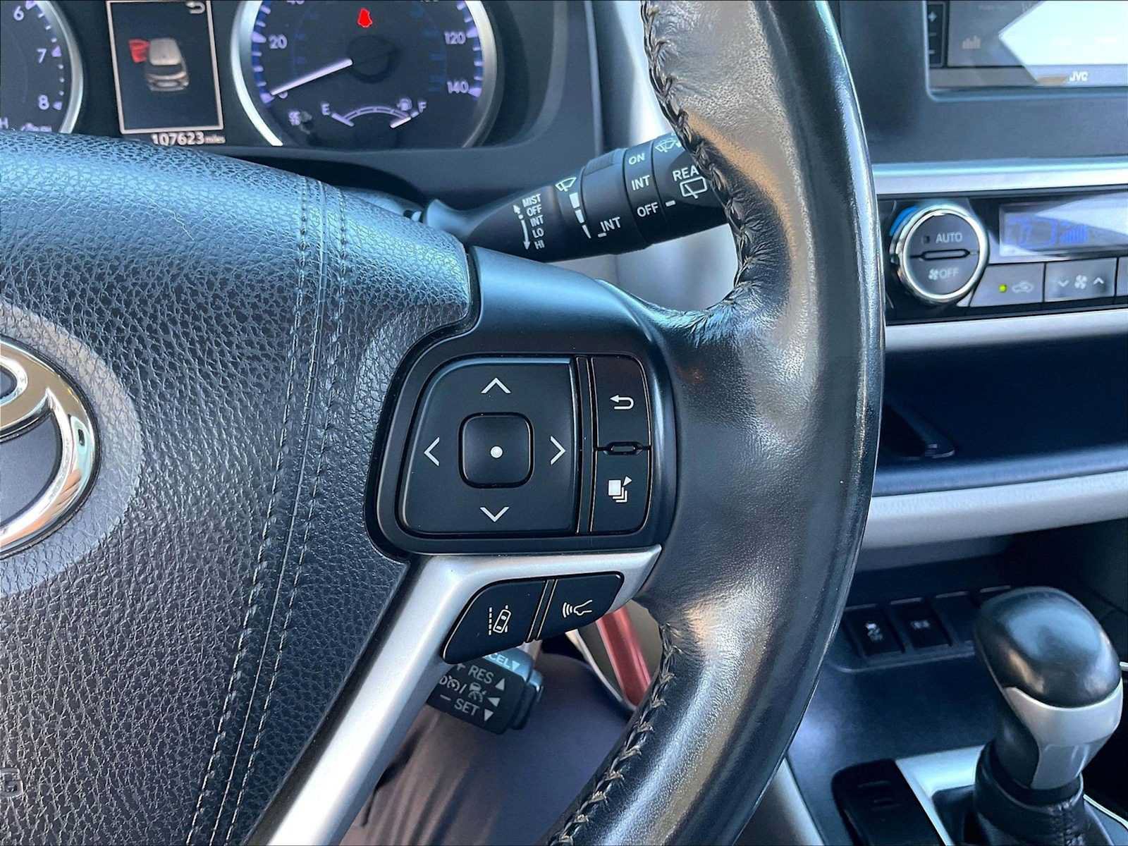 Used 2018 Toyota Highlander Plus w/ Carpet Mat Package (TMS) FWD image 22