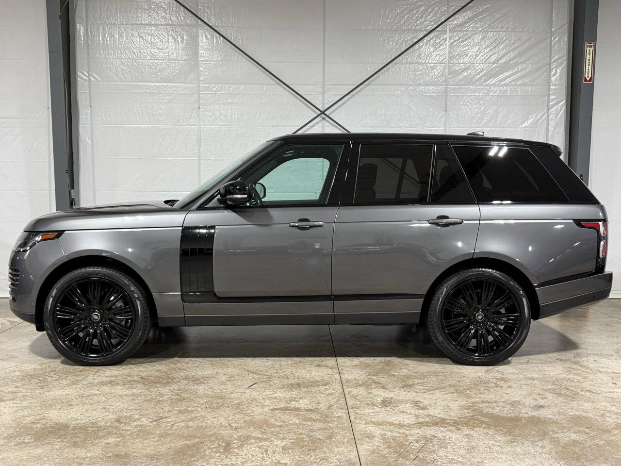 Used 2019 Land Rover Range Rover HSE AWD/4WD image 2