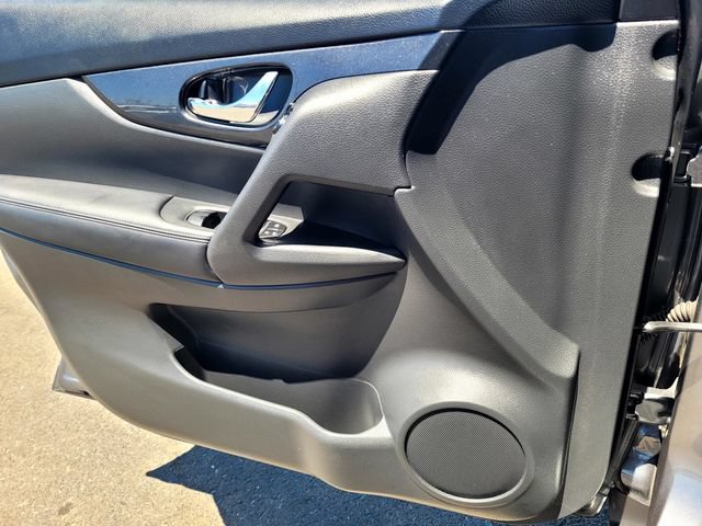 Used 2018 Nissan Rogue SV FWD image 18